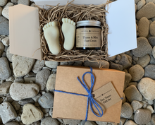 Load image into Gallery viewer, Thyme & Mint Foot cream and two Thyme & Mint foot-shaped soaps in a gift box.
The foot soaps contain pumice for exfoliating the feet.
Ideal gift for walkers, ramblers, runners or people who work on their feet all day.